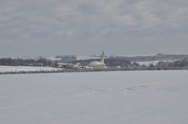 Kışın kırsalda kilisenin manzarası
