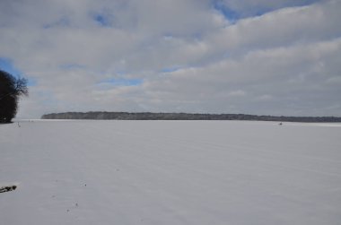 Kışın Donmuş Göl