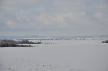 Karla kaplı güzel bir manzara - tepeli dağlar