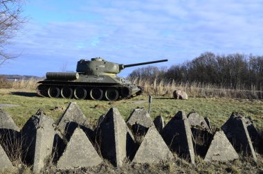 Sahadaki eski askeri tank.