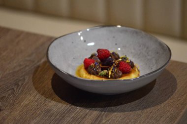 Meyveli krema, küçük bir kasede servis edilen geleneksel bir tatlı.