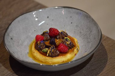 Meyveli krema, küçük bir kasede servis edilen geleneksel bir tatlı.