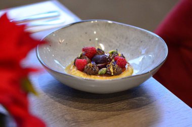 Meyveli krema, küçük bir kasede servis edilen geleneksel bir tatlı.