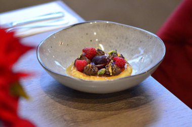 Meyveli krema, küçük bir kasede servis edilen geleneksel bir tatlı.