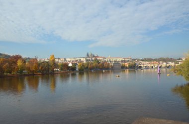 Vltava Nehri ve Charles Köprüsü manzarası.