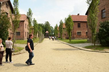 İnsanlar ve turistler Auschwitz toplama kampında Nazi Yahudi soykırımının anısına bir tura çıktılar.