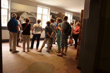 İnsanlar ve turistler Auschwitz toplama kampında Nazi Yahudi soykırımının anısına bir tura çıktılar.