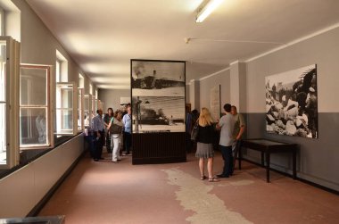 İnsanlar ve turistler Auschwitz toplama kampında Nazi Yahudi soykırımının anısına bir tura çıktılar.