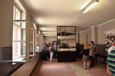 İnsanlar ve turistler Auschwitz toplama kampında Nazi Yahudi soykırımının anısına bir tura çıktılar.