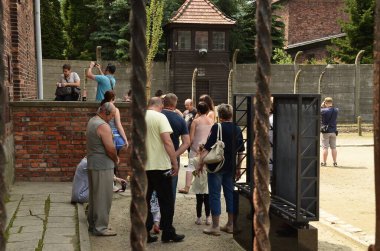 Auschwitz 'teki eski binalar, toplama kampı ve Nazi Yahudi soykırımı anıtı.
