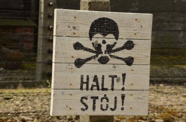 Auschwitz 'teki eski binalar, toplama kampı ve Nazi Yahudi soykırımı anıtı.