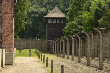 Auschwitz 'teki eski binalar, toplama kampı ve Nazi Yahudi soykırımı anıtı.