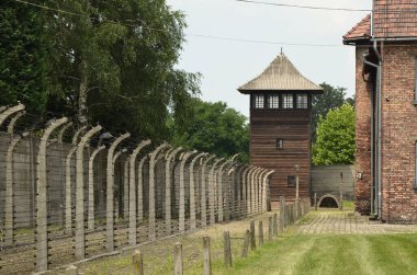 Auschwitz 'teki eski binalar, toplama kampı ve Nazi Yahudi soykırımı anıtı.