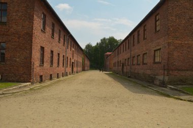 Auschwitz 'teki eski binalar, toplama kampı ve Nazi Yahudi soykırımı anıtı.