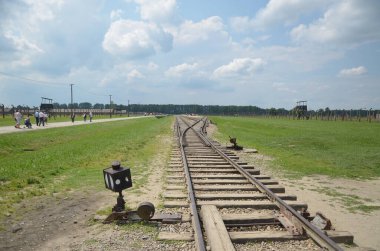 Auschwitz, Brezinka 'daki tren istasyonu, bir Polonya şehri ve Nazi Yahudi soykırımı anıtı.