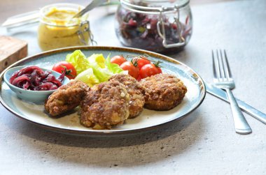 Bir tabak tavuk göğsü, sebzeli ve salatalı. yüksek kaliteli fotoğraf