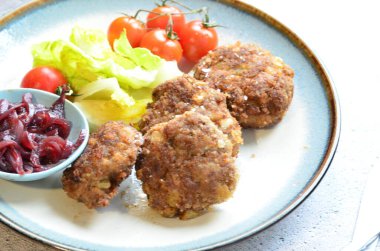 Patates ve sebzeli tavuk pirzolası.