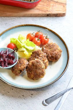 Domates soslu ve peynirli kızarmış köfte. Sağlıklı beslenme konsepti, yakın plan.