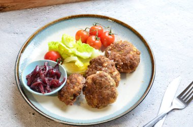 Geleneksel bir Çek yemeği, kızarmış köfte, sebzeli kıyma.,