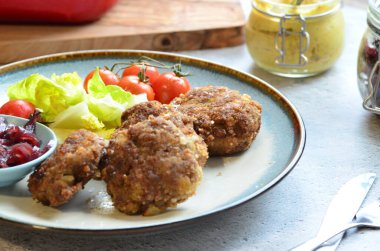 Geleneksel bir Çek yemeği, kızarmış köfte, sebzeli kıyma.,