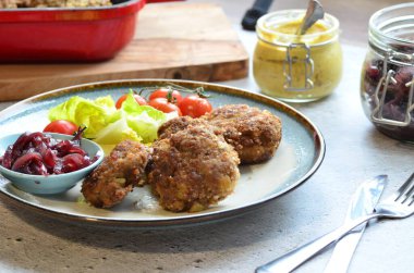 Geleneksel bir Çek yemeği, kızarmış köfte, sebzeli kıyma.,