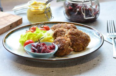 Geleneksel bir Çek yemeği, kızarmış köfte, sebzeli kıyma.,