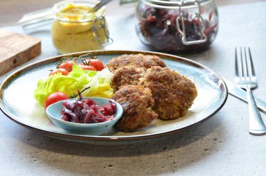 Geleneksel bir Çek yemeği, kızarmış köfte, sebzeli kıyma.,