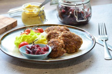 Geleneksel bir Çek yemeği, kızarmış köfte, sebzeli kıyma.,