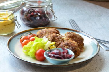 Geleneksel bir Çek yemeği, kızarmış köfte, sebzeli kıyma.,