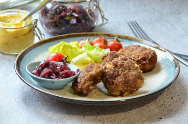 Sos ve limonlu kızarmış tavuk kanadı.