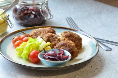 Patates ve salatalı kızarmış tavuk pirzolası.