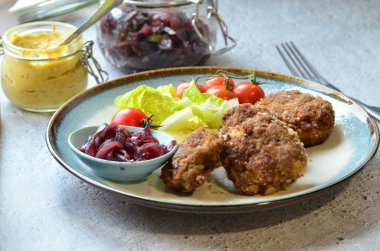 Tavuklu pirzola ve patates püresi.