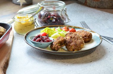 Patates püresi, salata, lahana ve lahanalı tavuk pirzolası.