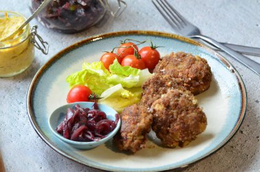 Patates püresi, domates ve sebzeli bir tabak lezzetli hindi pirzolası.