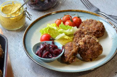 Patates püresi ve soslu tavuk.