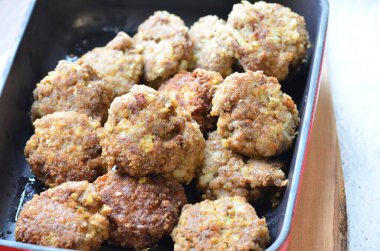 Soslu ve peynirli kızarmış tavuk.