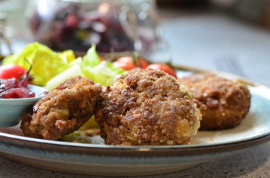 Salata ve domatesli bir tabakta köfte. Seçici odak.