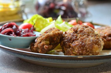 Salata ve domatesli bir tabakta köfte. Seçici odak.