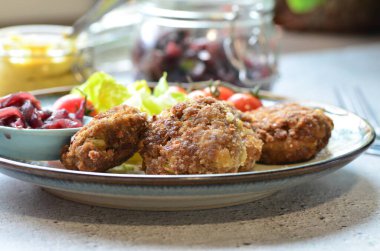 Salata ve domatesli bir tabakta köfte. Seçici odak.