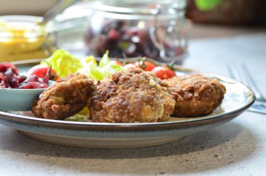 Salata ve domatesli bir tabakta köfte. Seçici odak.