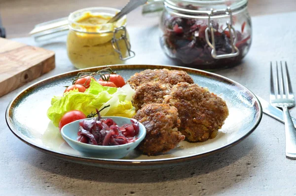 Geleneksel bir Çek yemeği, kızarmış köfte, sebzeli kıyma.,