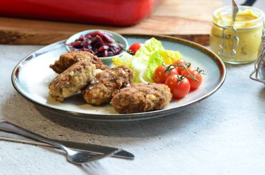 Salata ve domatesli bir tabakta köfte. Seçici odak.