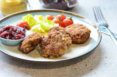 Kızarmış tavuğun mutfak fotoğrafı.