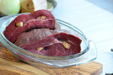 Baharatlı çiğ biftek.