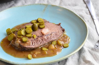 Salatalık turşulu sığır eti yahnisi ve mavi bir tabakta servis edilen, czech yemeği.