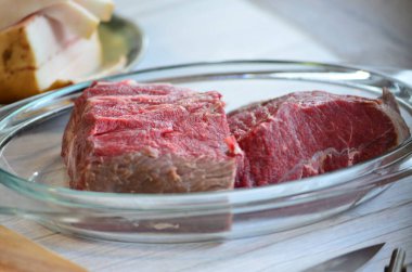 Baharat ile ham sığır eti