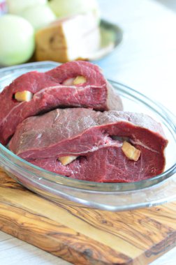 Cam bir kapta beyaz arka planda çiğ et, yakın plan.