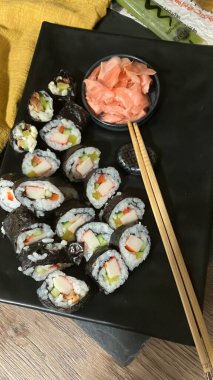 Somon, avokado, salatalık, zencefil ve soya soslu suşi.