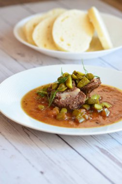 Geleneksel Çek yemekleri, Znojmo soslu biftek, servis edilen yiyeceklerin arka planı.