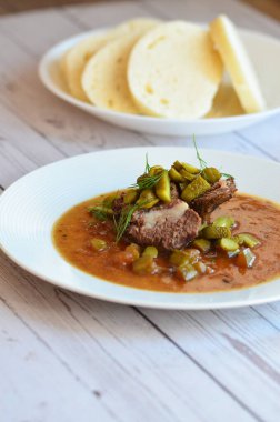 Geleneksel Çek yemekleri, Znojmo soslu biftek, servis edilen yiyeceklerin arka planı.